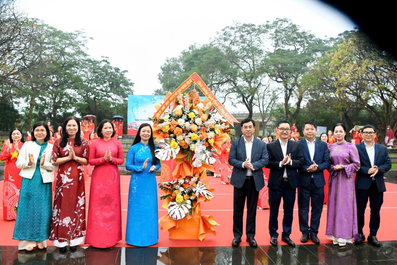  Hội Liên hiệp phụ nữ phường Yên Sở tổ chức Chương trình đồng diễn dân vũ “Vũ điệu mùa xuân” hướng tới cuộc bầu cử.- Ảnh 1.