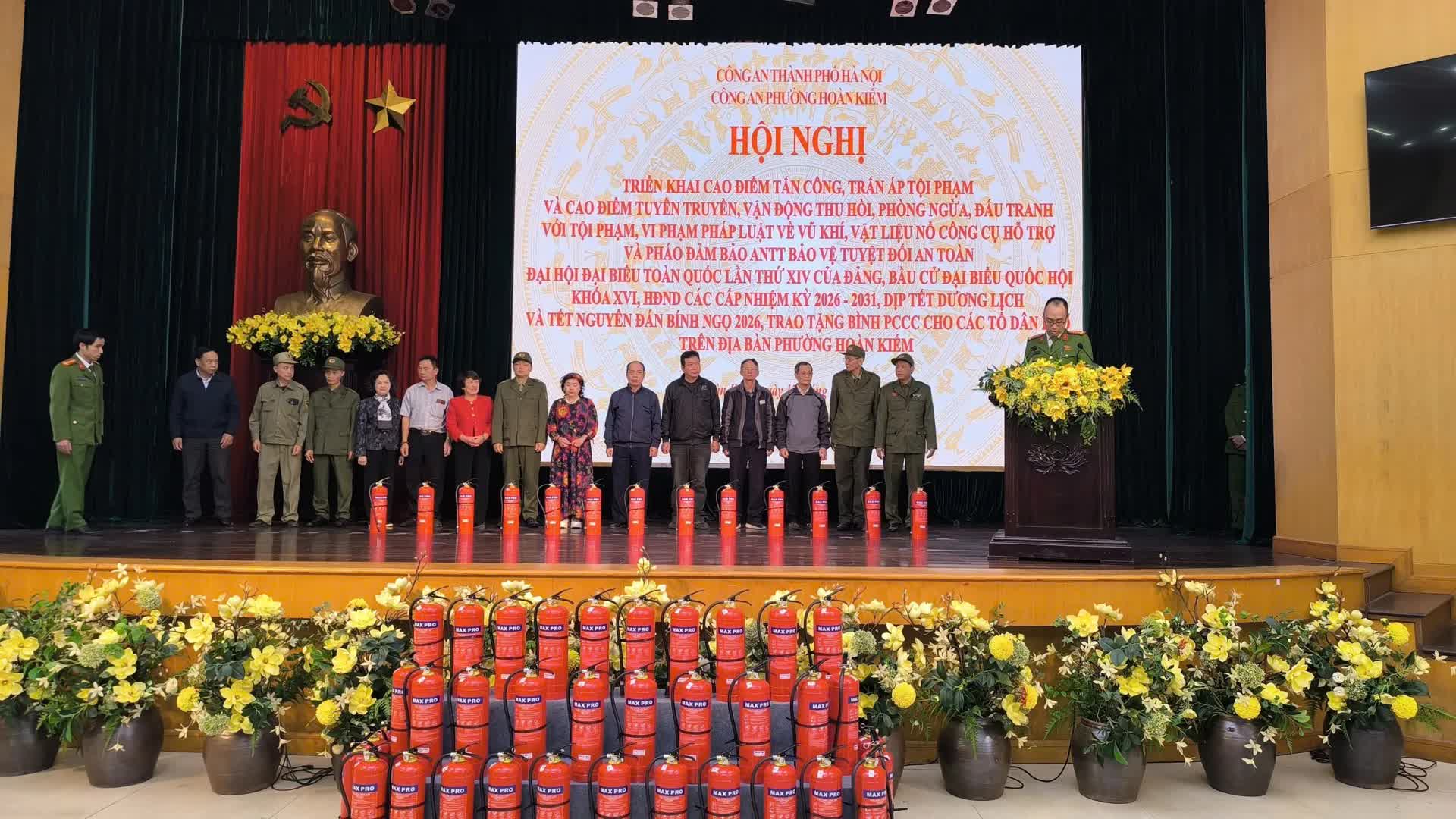 Phường Hoàn Kiếm quyết liệt thực hiện cao điểm thu hồi súng, vũ khí nguy hiểm, giữ vững an ninh trật tự- Ảnh 1.