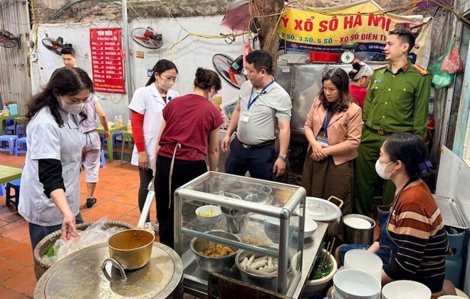 Hà Nội: Quán bún riêu phố cổ bị 'đóng cửa' sau phản ánh của du khách- Ảnh 1.