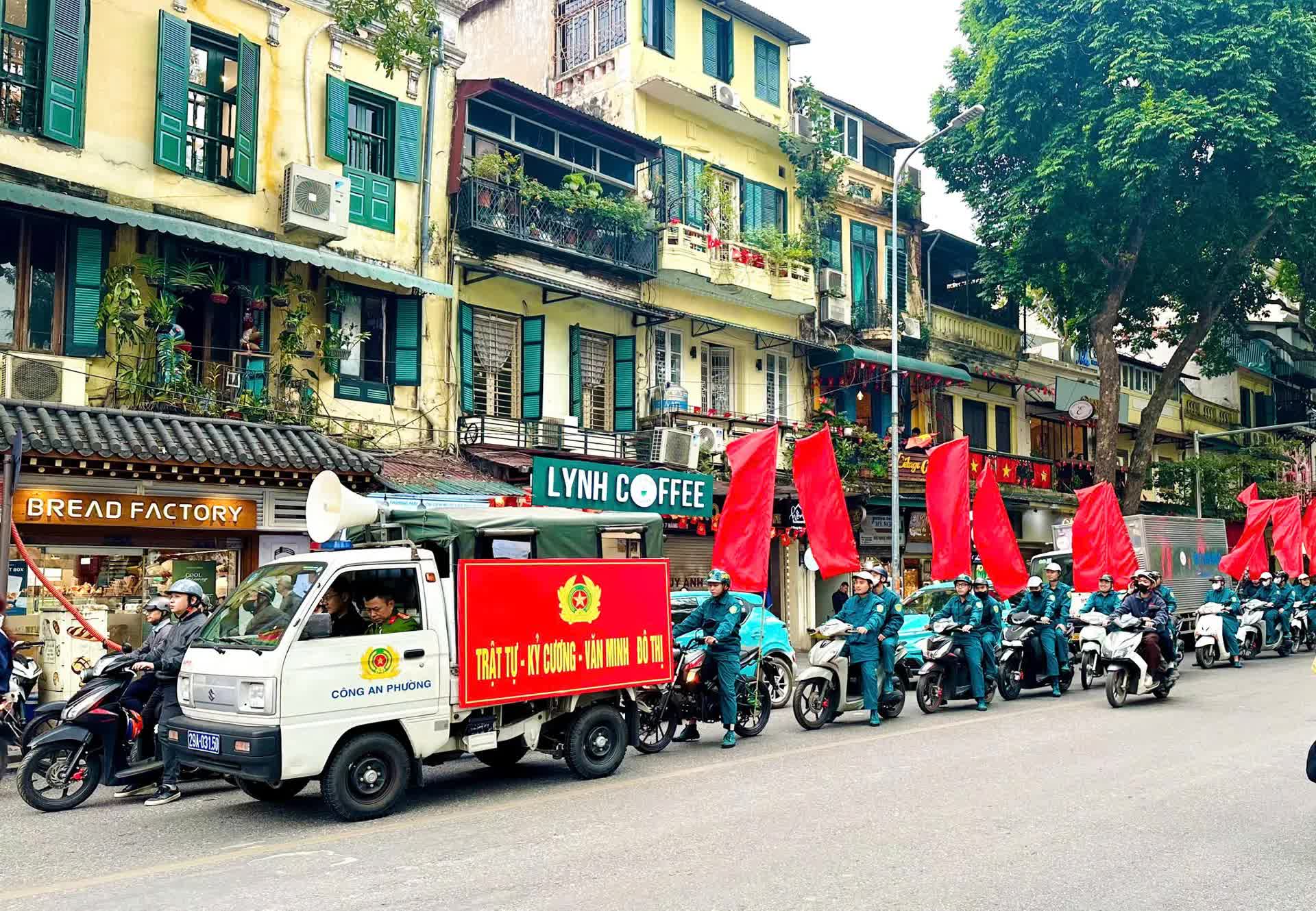 Phường Hoàn Kiếm tuyên truyền lưu động Luật Nghĩa vụ quân sự, Luật Công an nhân dân- Ảnh 1.