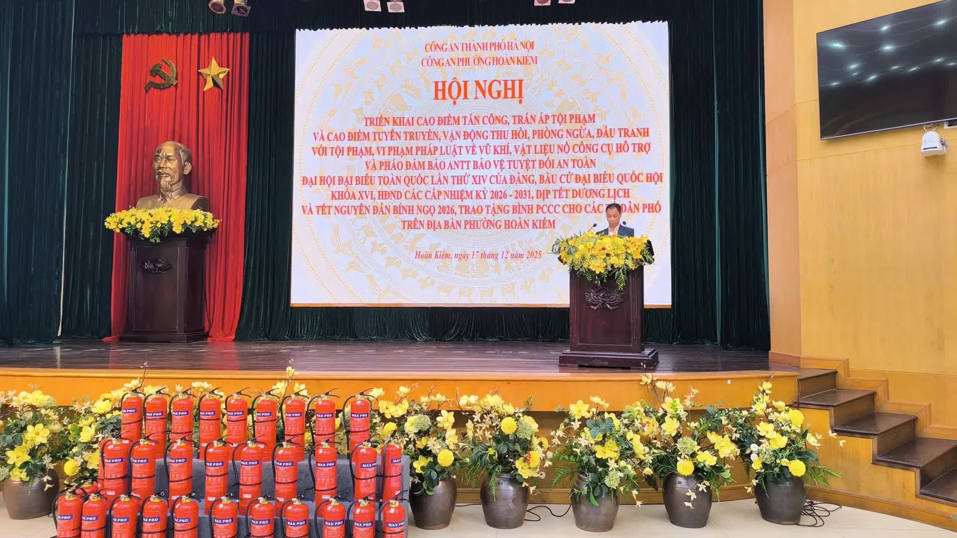 Phường Hoàn Kiếm quyết liệt thực hiện cao điểm thu hồi súng, vũ khí nguy hiểm, giữ vững an ninh trật tự- Ảnh 2.