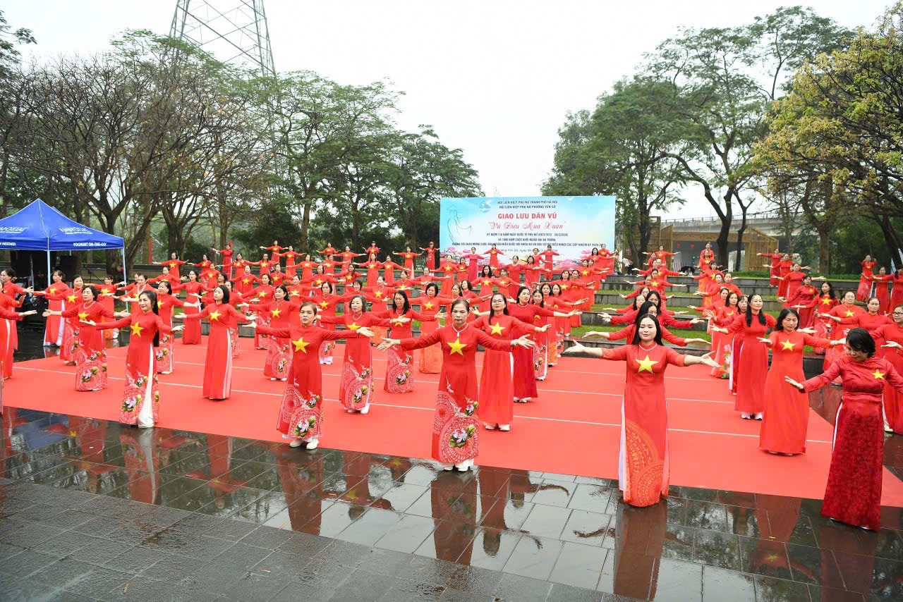  Hội Liên hiệp phụ nữ phường Yên Sở tổ chức Chương trình đồng diễn dân vũ “Vũ điệu mùa xuân” hướng tới cuộc bầu cử.- Ảnh 3.