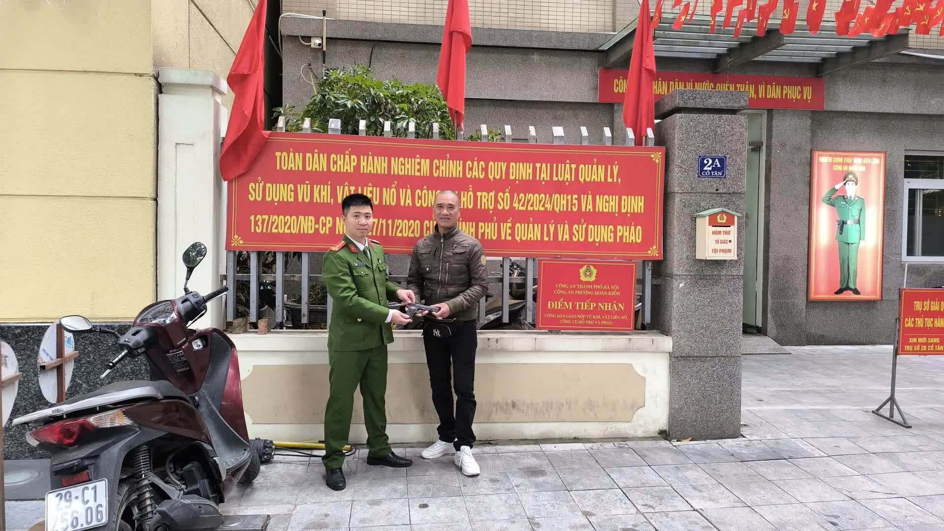 Phường Hoàn Kiếm quyết liệt thực hiện cao điểm thu hồi súng, vũ khí nguy hiểm, giữ vững an ninh trật tự- Ảnh 3.