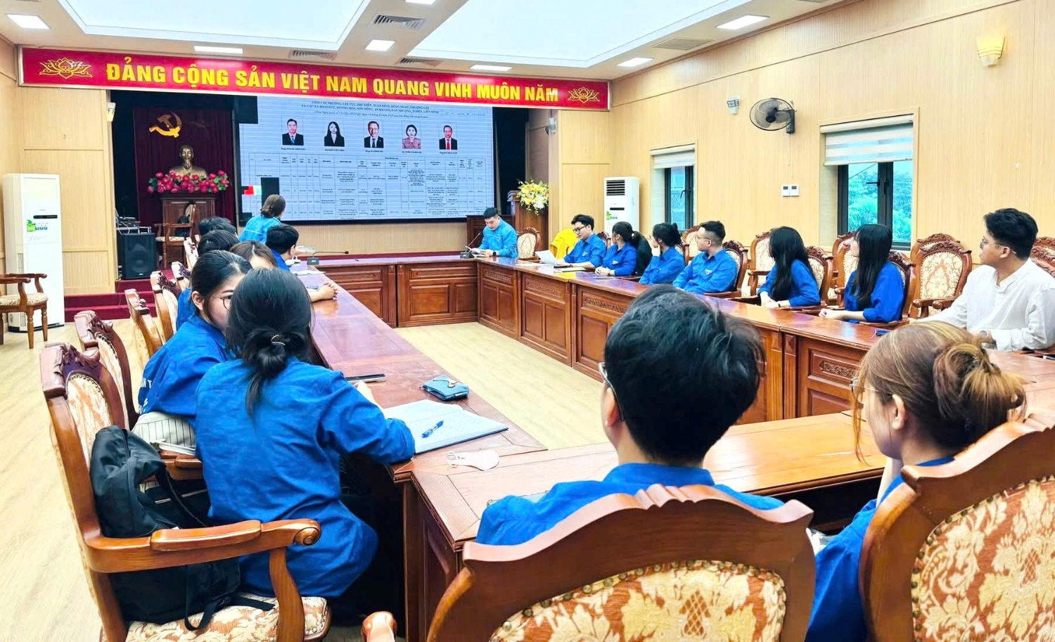 Đoàn Thanh niên xã tổ chức mạn đàm tìm hiểu tiểu sử các ứng cử viên đại biểu Quốc hội va HĐND các cấp- Ảnh 1.