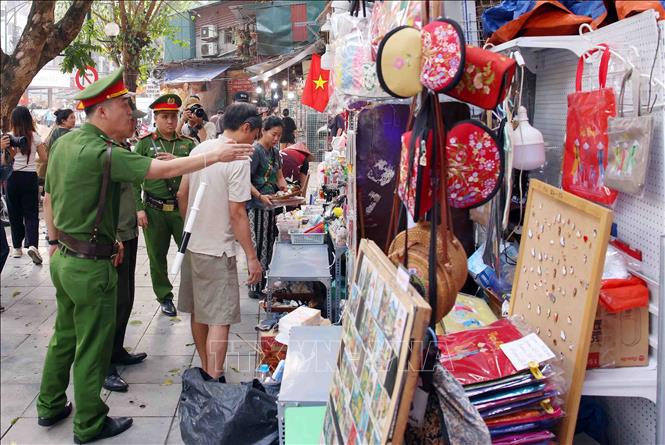 Hà Nội: Phường Hoàn Kiếm quyết tâm lập lại trật tự vỉa hè, xây dựng đô thị văn minh- Ảnh 3.