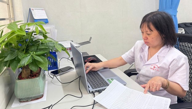 Trạm Y tế phường Thanh Xuân đẩy nhanh tiến độ chiến dịch chuẩn hóa, làm sạch, đồng bộ dữ liệu sức khỏe người dân
- Ảnh 3.