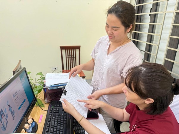 Trạm Y tế phường Thanh Xuân đẩy nhanh tiến độ chiến dịch chuẩn hóa, làm sạch, đồng bộ dữ liệu sức khỏe người dân
- Ảnh 2.