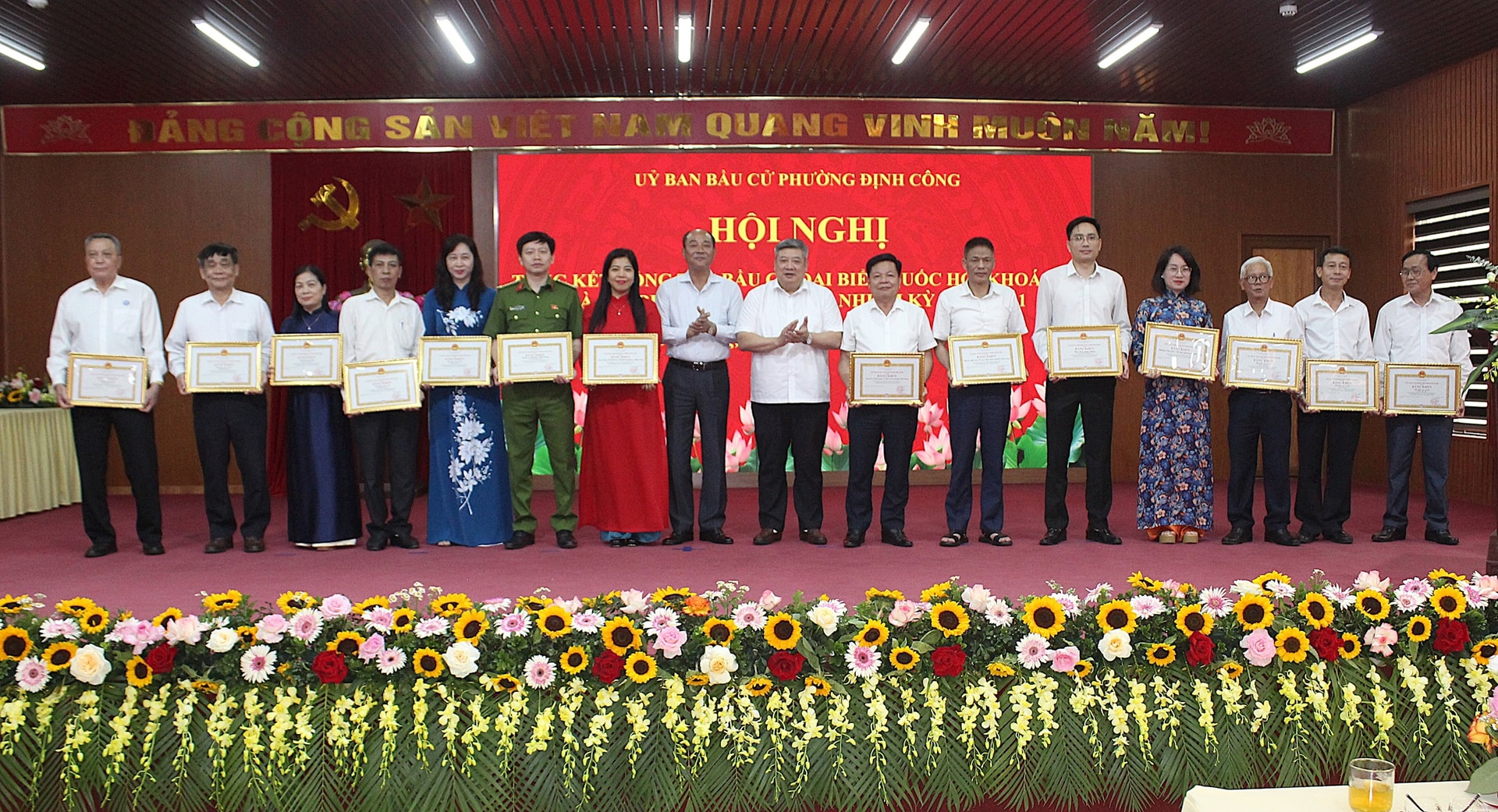 Biểu dương nhiều tập thể, cá nhân xuất sắc trong công tác bầu cử tại Định Công
- Ảnh 2.