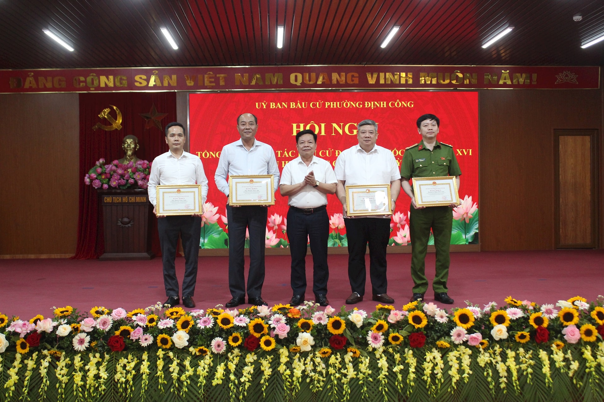 Biểu dương nhiều tập thể, cá nhân xuất sắc trong công tác bầu cử tại Định Công
- Ảnh 1.