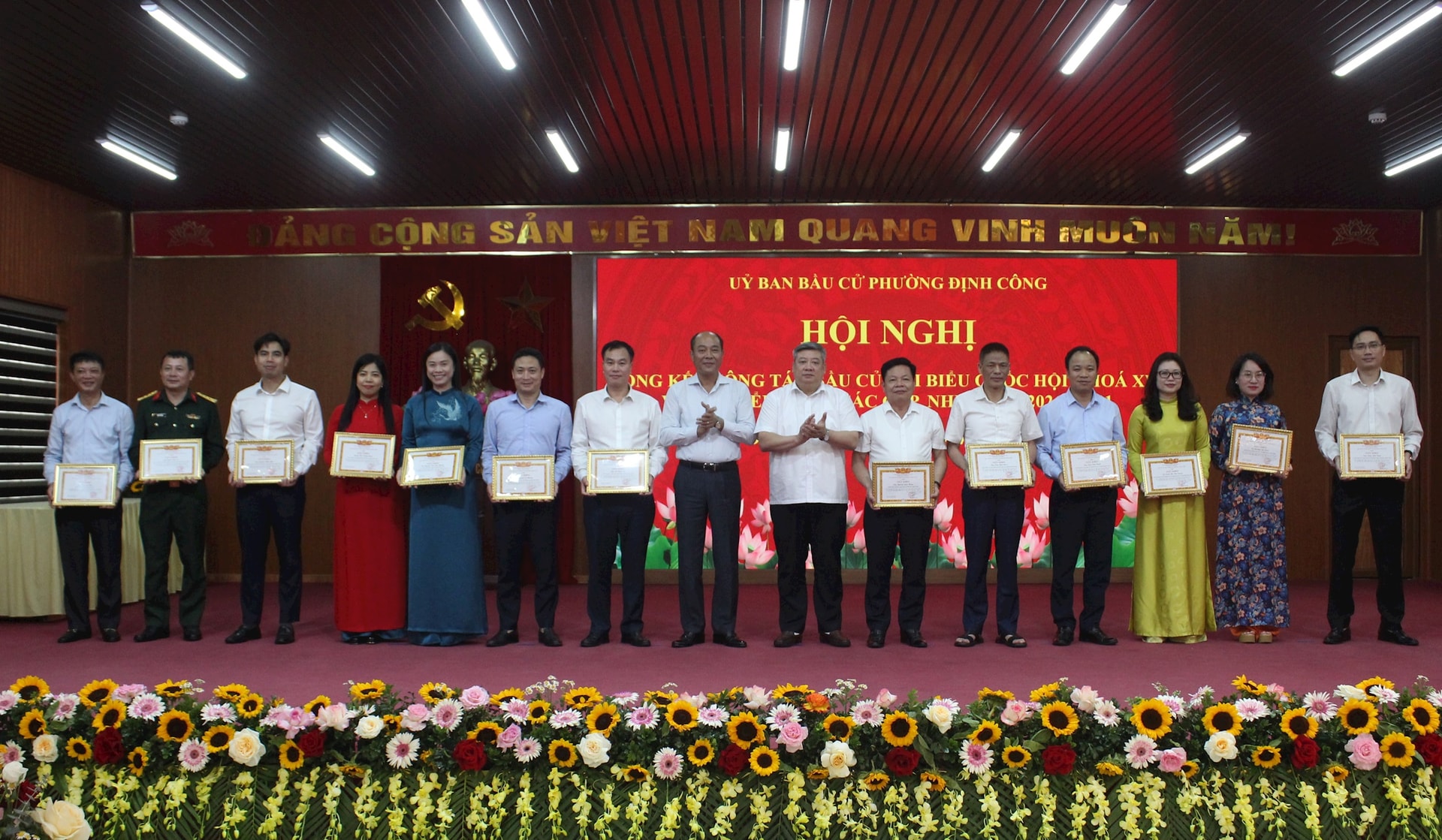 Biểu dương nhiều tập thể, cá nhân xuất sắc trong công tác bầu cử tại Định Công
- Ảnh 4.