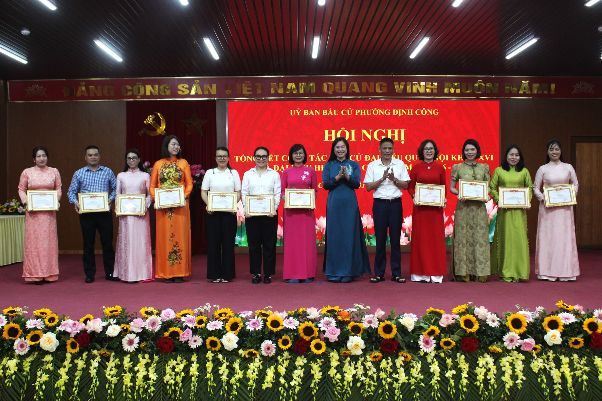 Biểu dương nhiều tập thể, cá nhân xuất sắc trong công tác bầu cử tại Định Công
- Ảnh 5.