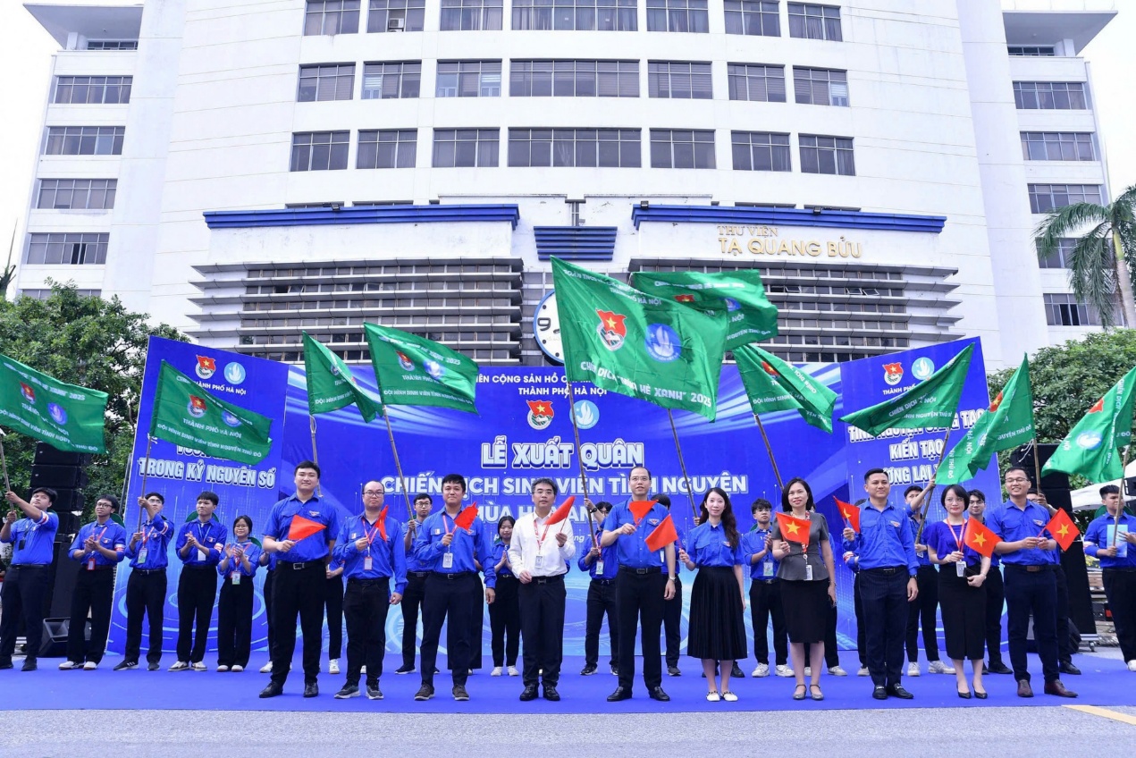 Gần 1.000 chiến sĩ tình nguyện Thủ đô xuất quân Chiến dịch Mùa hè xanh 2025