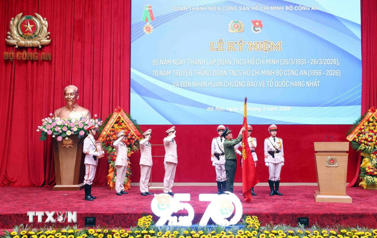 Đại tướng Lương Tam Quang, Bộ trưởng Bộ Công an trao Huân chương Bảo vệ Tổ quốc hạng Nhất tặng Đoàn TNCS Hồ Chí Minh Bộ Công an. (Ảnh: Phạm Kiên/TTXVN)