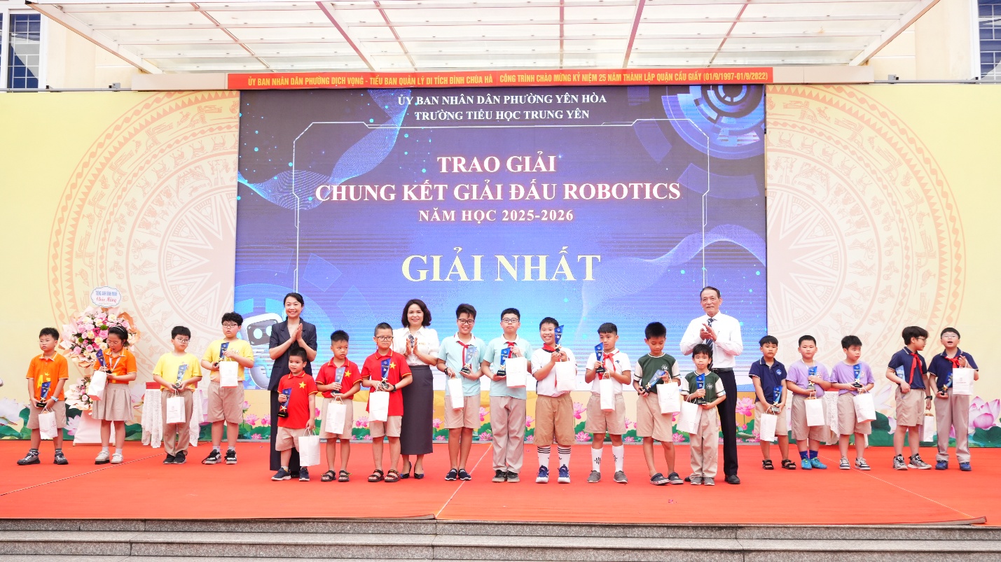 Sôi động Ngày hội trải nghiệm trí tuệ AI và STEM, ROBOTICS của học sinh trường Tiểu học Trung Yên- Ảnh 11.