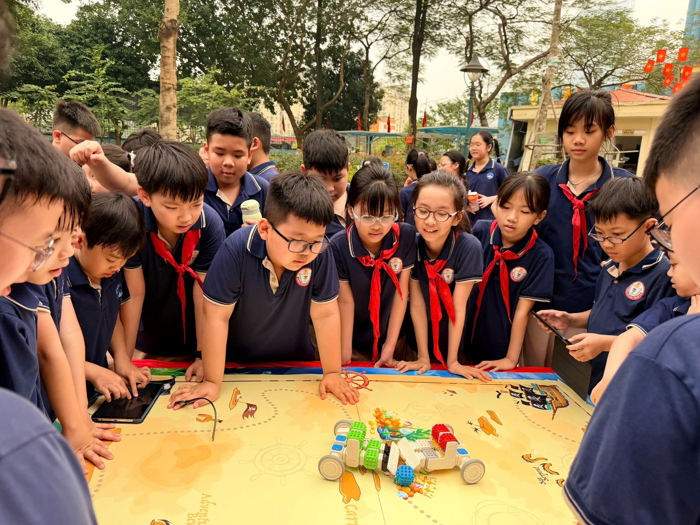 Sôi động Ngày hội trải nghiệm trí tuệ AI và STEM, ROBOTICS của học sinh trường Tiểu học Trung Yên- Ảnh 14.