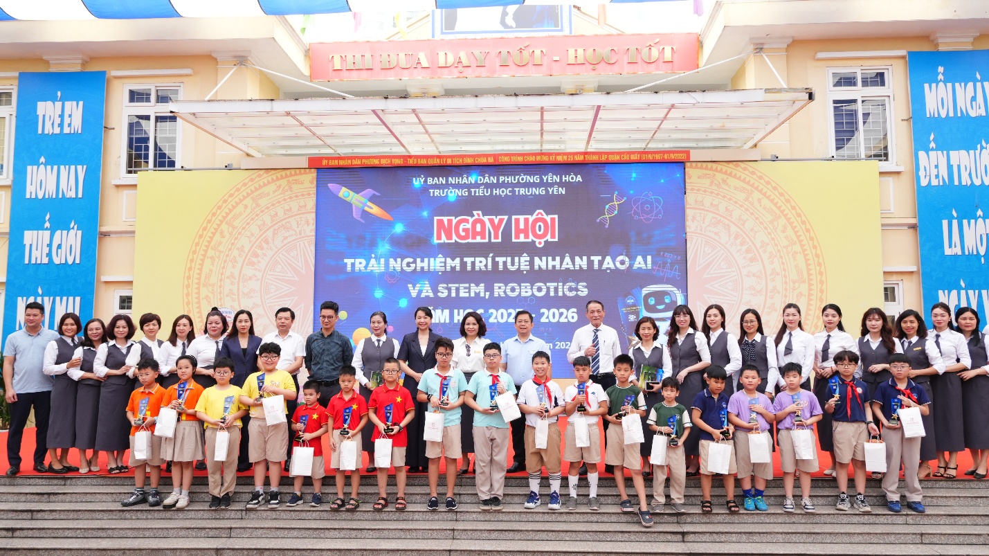 Sôi động Ngày hội trải nghiệm trí tuệ AI và STEM, ROBOTICS của học sinh trường Tiểu học Trung Yên- Ảnh 16.
