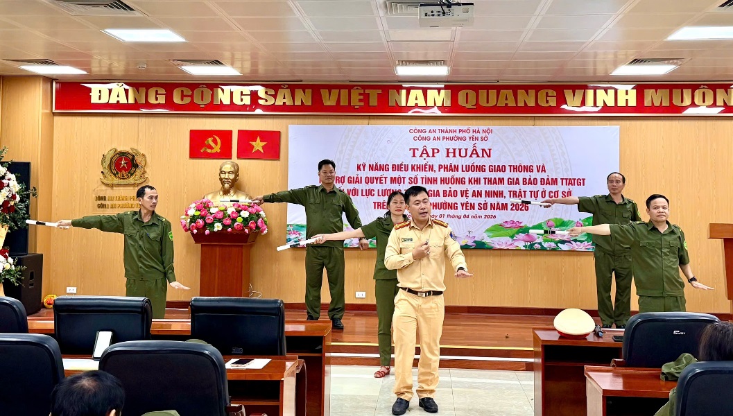 Công an phường Yên Sở tổ chức Hội nghị tập huấn điều khiển, phân luồng giao thông và hỗ trợ giải quyết một số tình huống khi tham gia bảo đảm TTATGT đối với lực lượng tham gia bảo vệ ANTT ở cơ sở trên địa bàn phường Yên Sở- Ảnh 2.