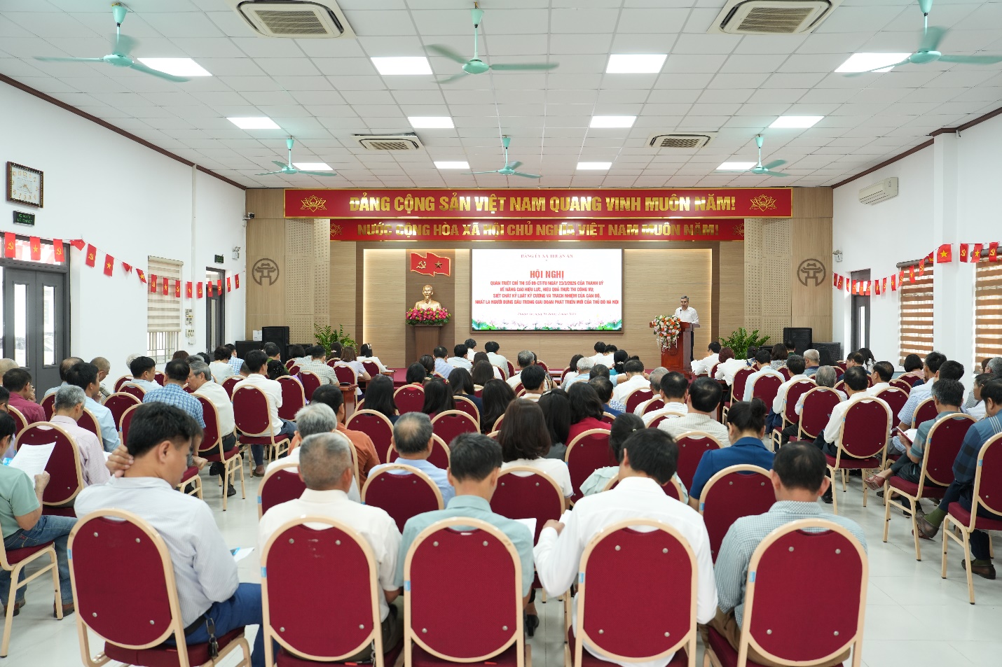 A group of people sitting in a room  AI-generated content may be incorrect.