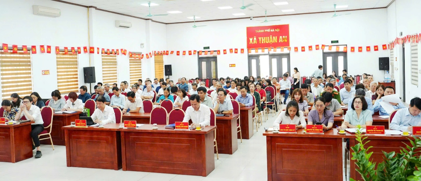 A group of people sitting in a room  AI-generated content may be incorrect.