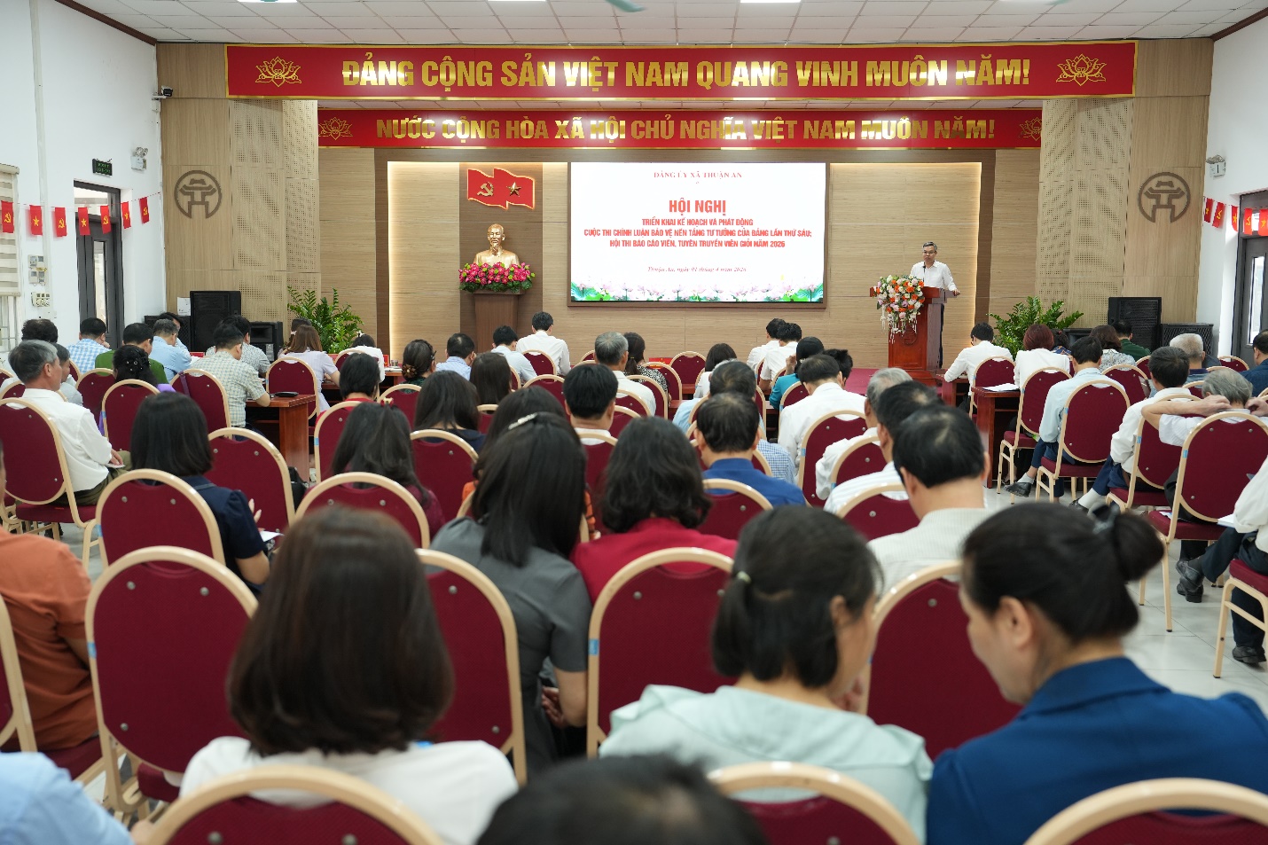 A group of people in a room  AI-generated content may be incorrect.