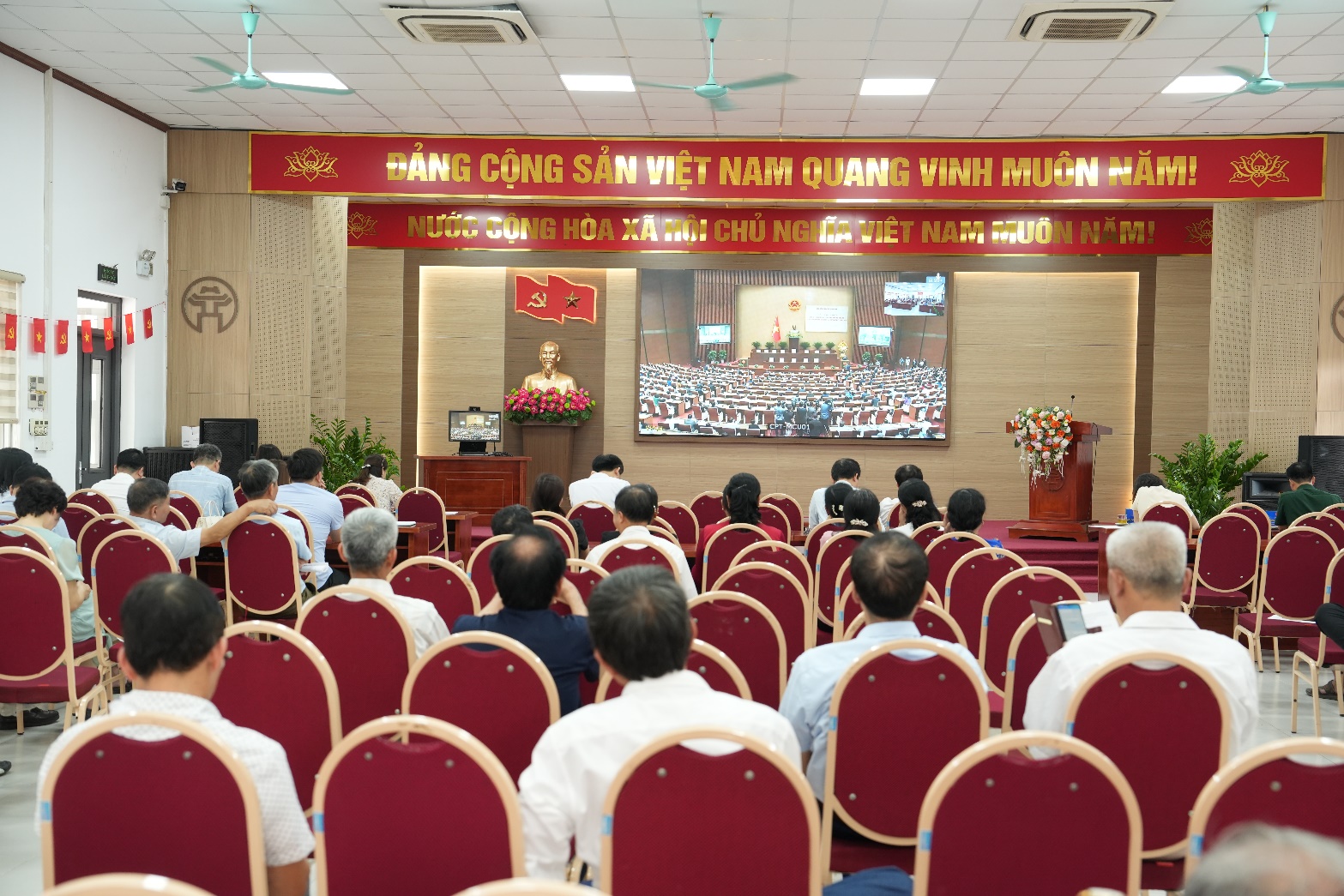 A group of people sitting in a room  AI-generated content may be incorrect.