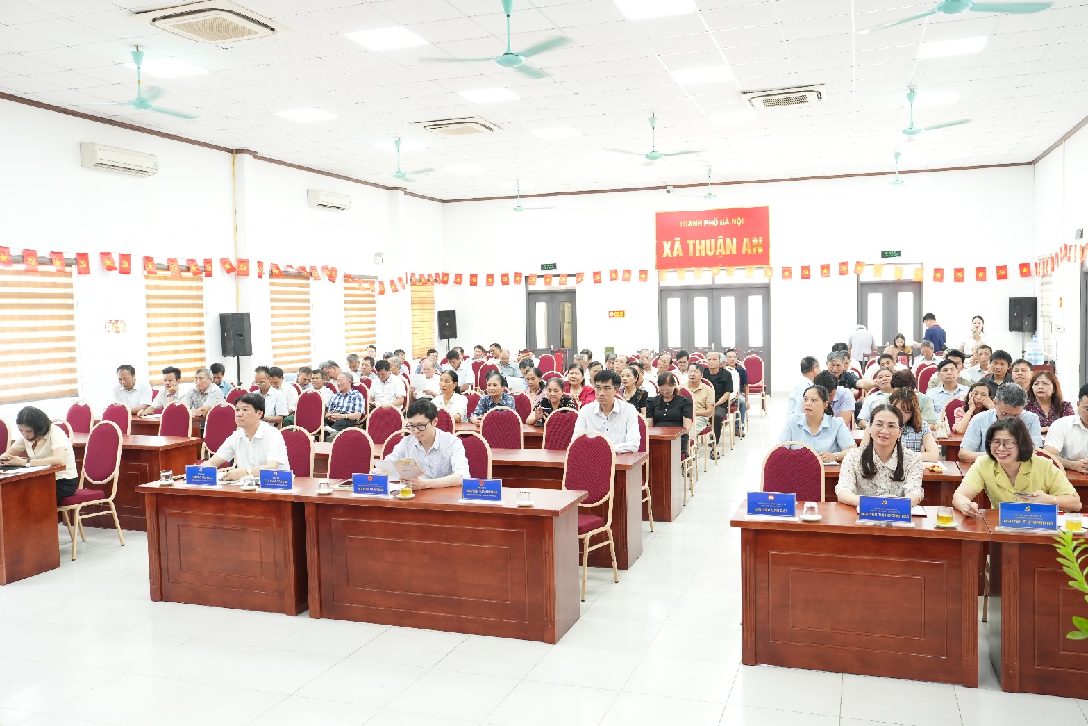 A group of people sitting in a room  AI-generated content may be incorrect.