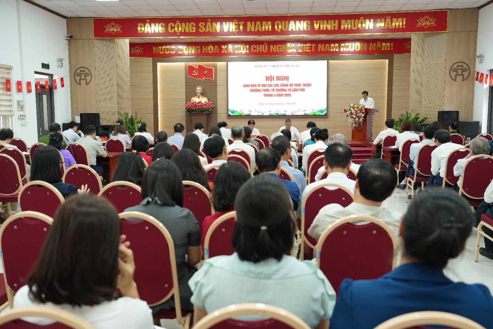 A group of people in a room  AI-generated content may be incorrect.