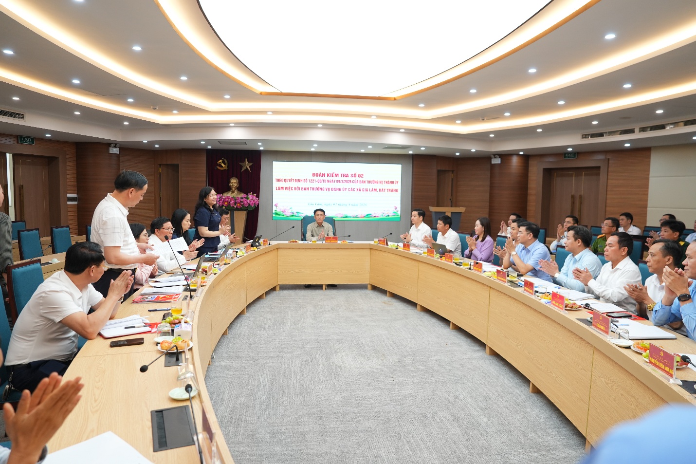 Đoàn kiểm tra số 2 của Ban Thường vụ Thành ủy làm việc với Ban Thường vụ Đảng ủy xã Gia Lâm và xã Bát Tràng- Ảnh 1.