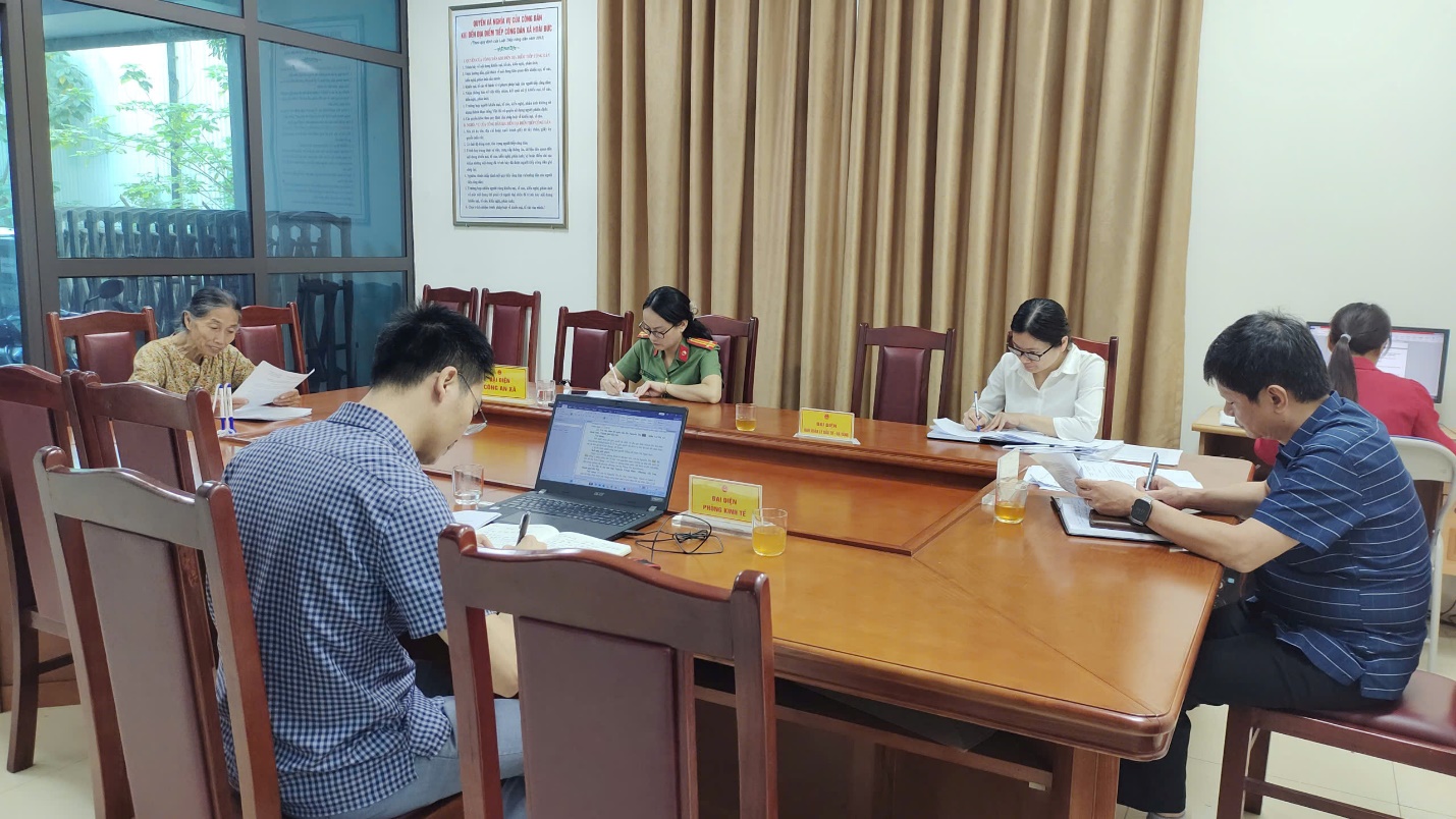 Đồng chí Nguyễn Huy Hoàng - Phó Bí thư Đảng ủy, Chủ tịch UBND xã Hoài Đức tiếp công dân định kỳ tháng 4/2026- Ảnh 1.