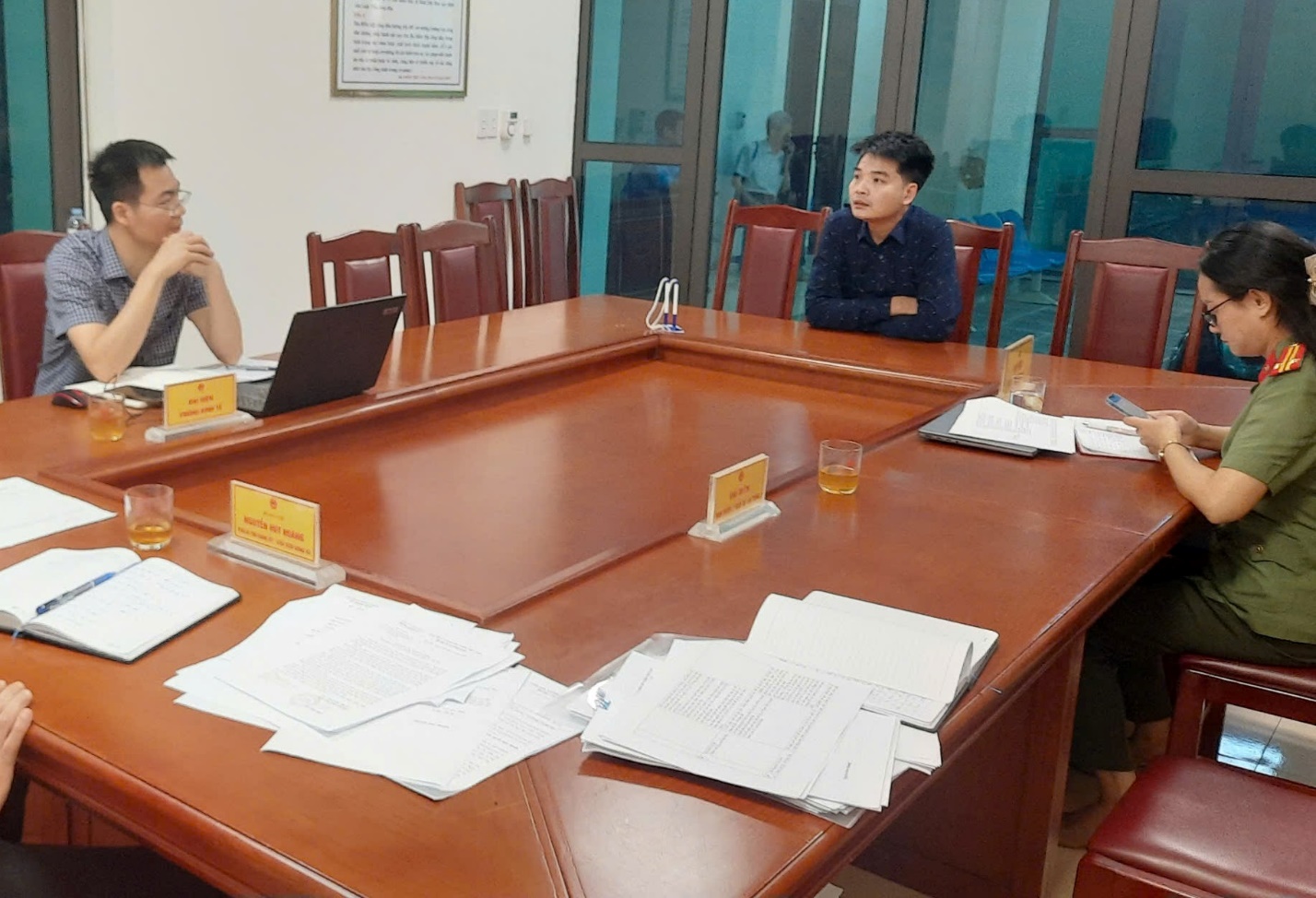 Đồng chí Nguyễn Huy Hoàng - Phó Bí thư Đảng ủy, Chủ tịch UBND xã Hoài Đức tiếp công dân định kỳ tháng 4/2026- Ảnh 2.