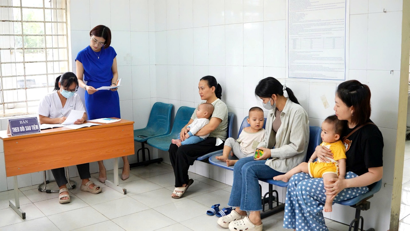 Trạm Y tế xã Hoài Đức triển khai đợt tiêm chủng mở rộng cho trẻ em trên toàn địa bàn- Ảnh 7.