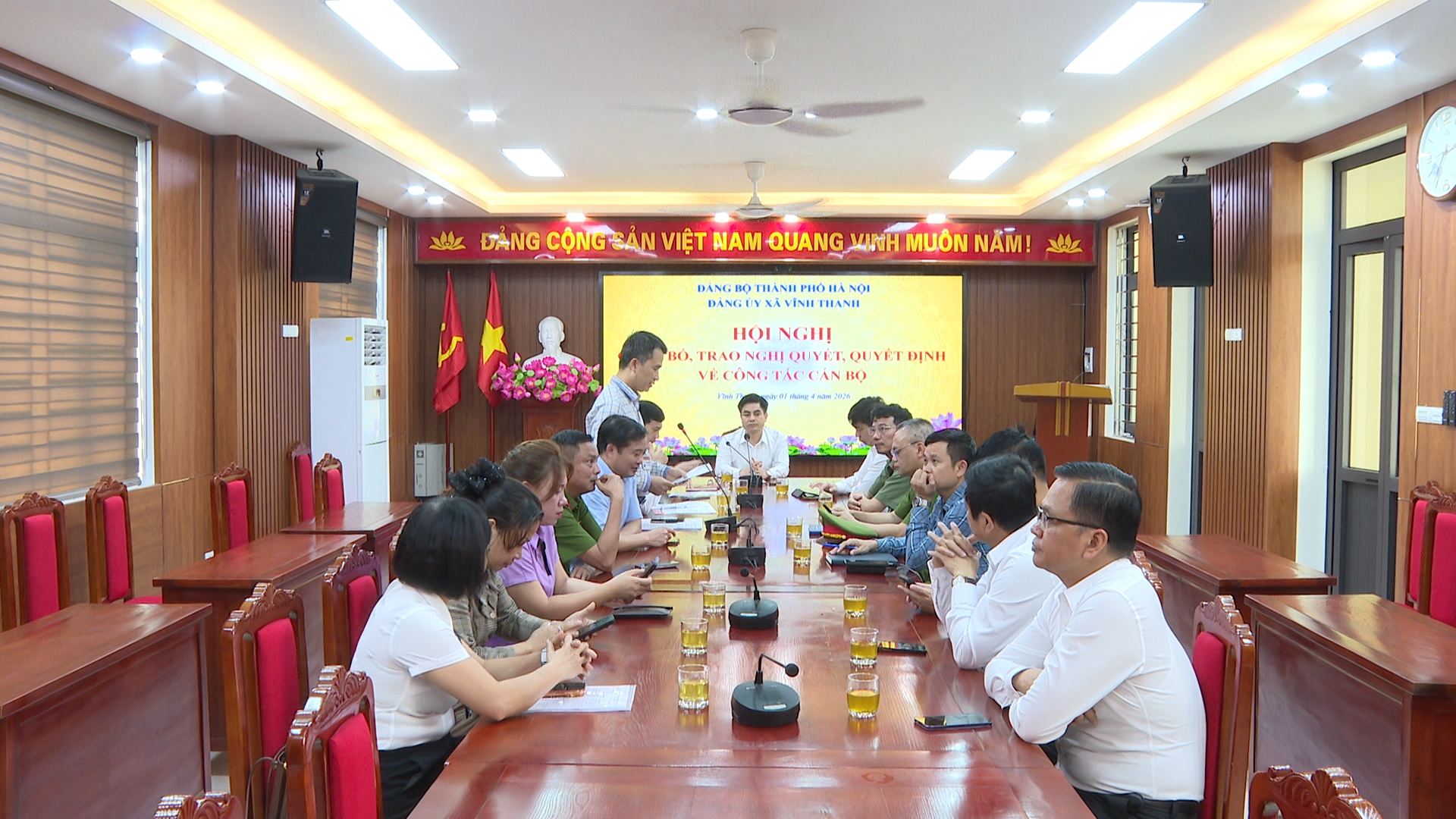 ĐẢNG ỦY XÃ VĨNH THANH CÔNG BỐ, TRAO NGHỊ QUYẾT, QUYẾT ĐỊNH VỀ CÔNG TÁC CÁN BỘ- Ảnh 1.