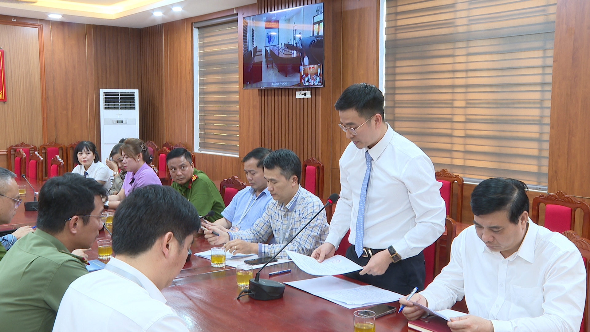 ĐẢNG ỦY XÃ VĨNH THANH CÔNG BỐ, TRAO NGHỊ QUYẾT, QUYẾT ĐỊNH VỀ CÔNG TÁC CÁN BỘ- Ảnh 2.