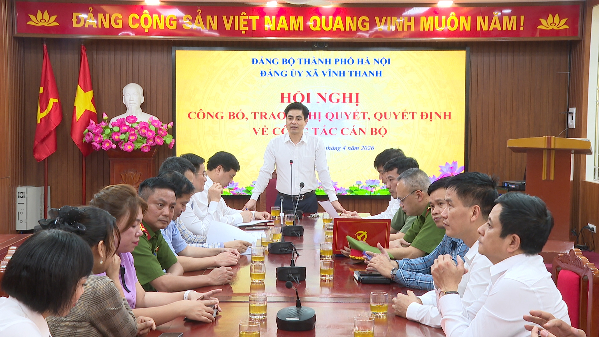 ĐẢNG ỦY XÃ VĨNH THANH CÔNG BỐ, TRAO NGHỊ QUYẾT, QUYẾT ĐỊNH VỀ CÔNG TÁC CÁN BỘ- Ảnh 3.