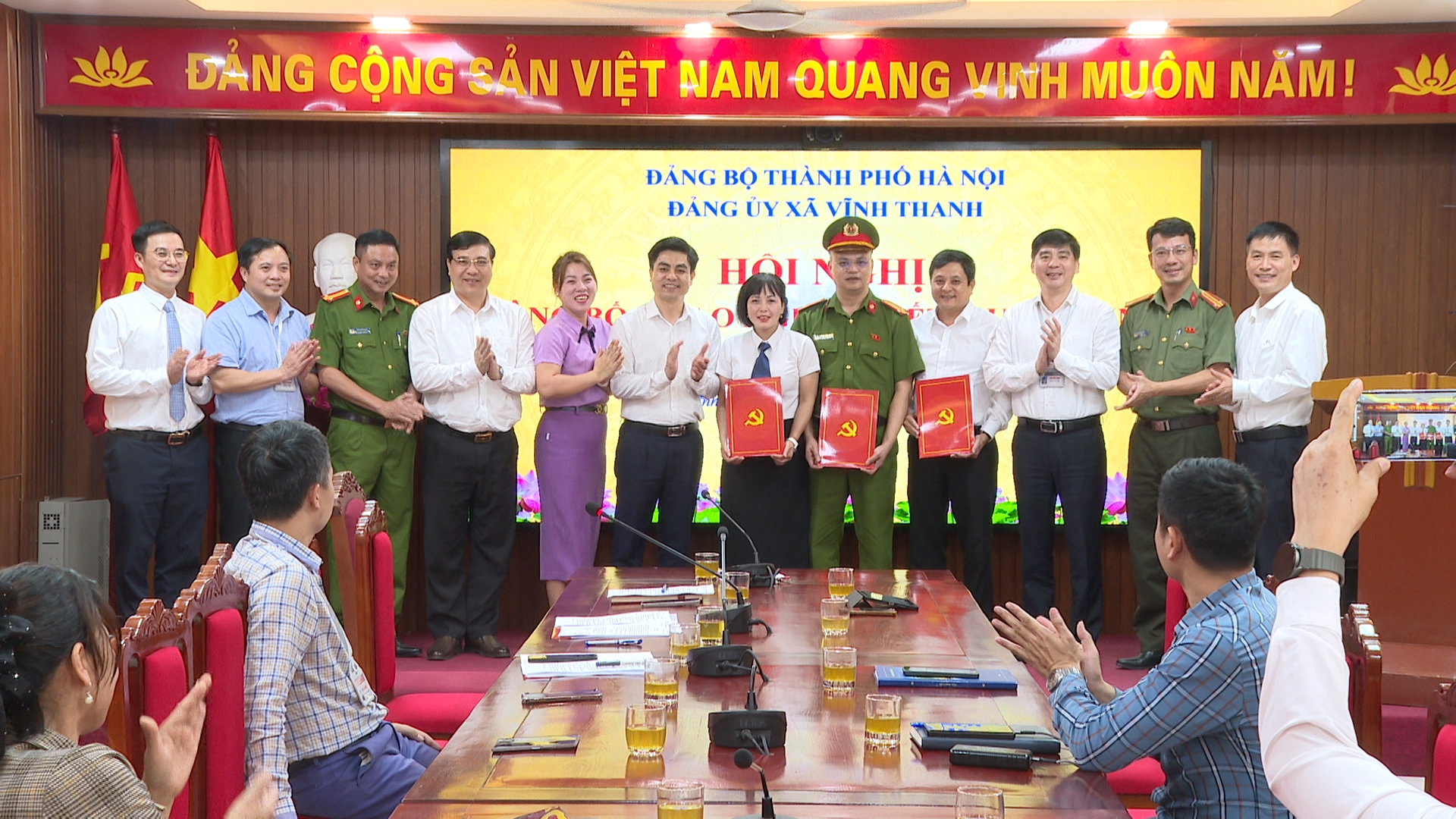 ĐẢNG ỦY XÃ VĨNH THANH CÔNG BỐ, TRAO NGHỊ QUYẾT, QUYẾT ĐỊNH VỀ CÔNG TÁC CÁN BỘ- Ảnh 4.