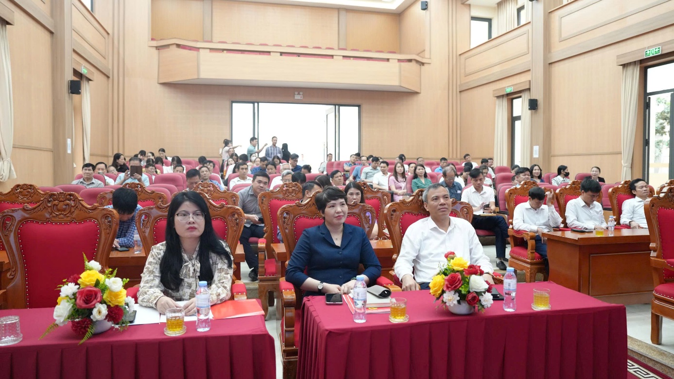 A group of people sitting in a room  AI-generated content may be incorrect.