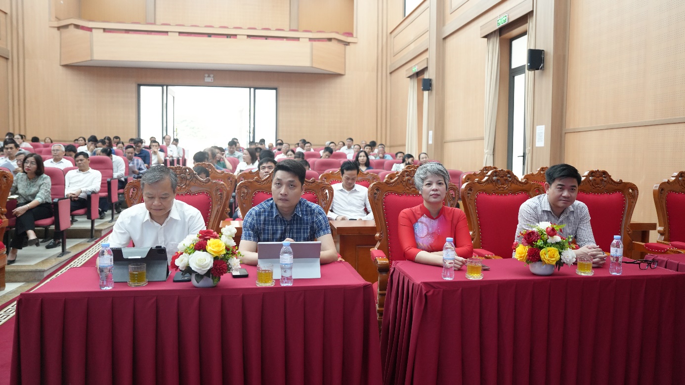 A group of people sitting at tables  AI-generated content may be incorrect.