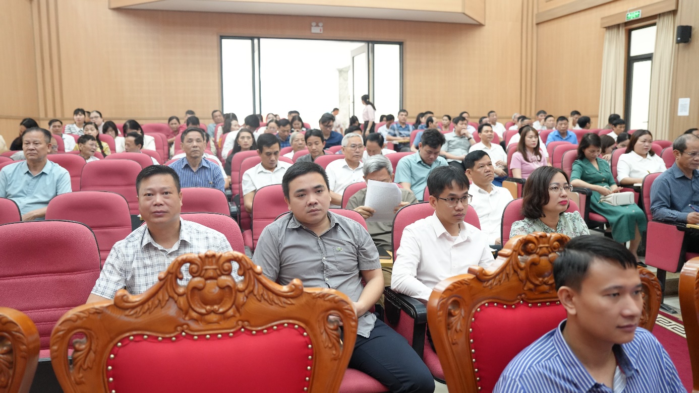 A group of people sitting in chairs  AI-generated content may be incorrect.