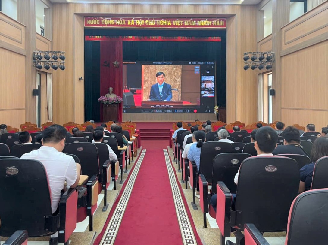 A group of people in a room with a screen  AI-generated content may be incorrect.