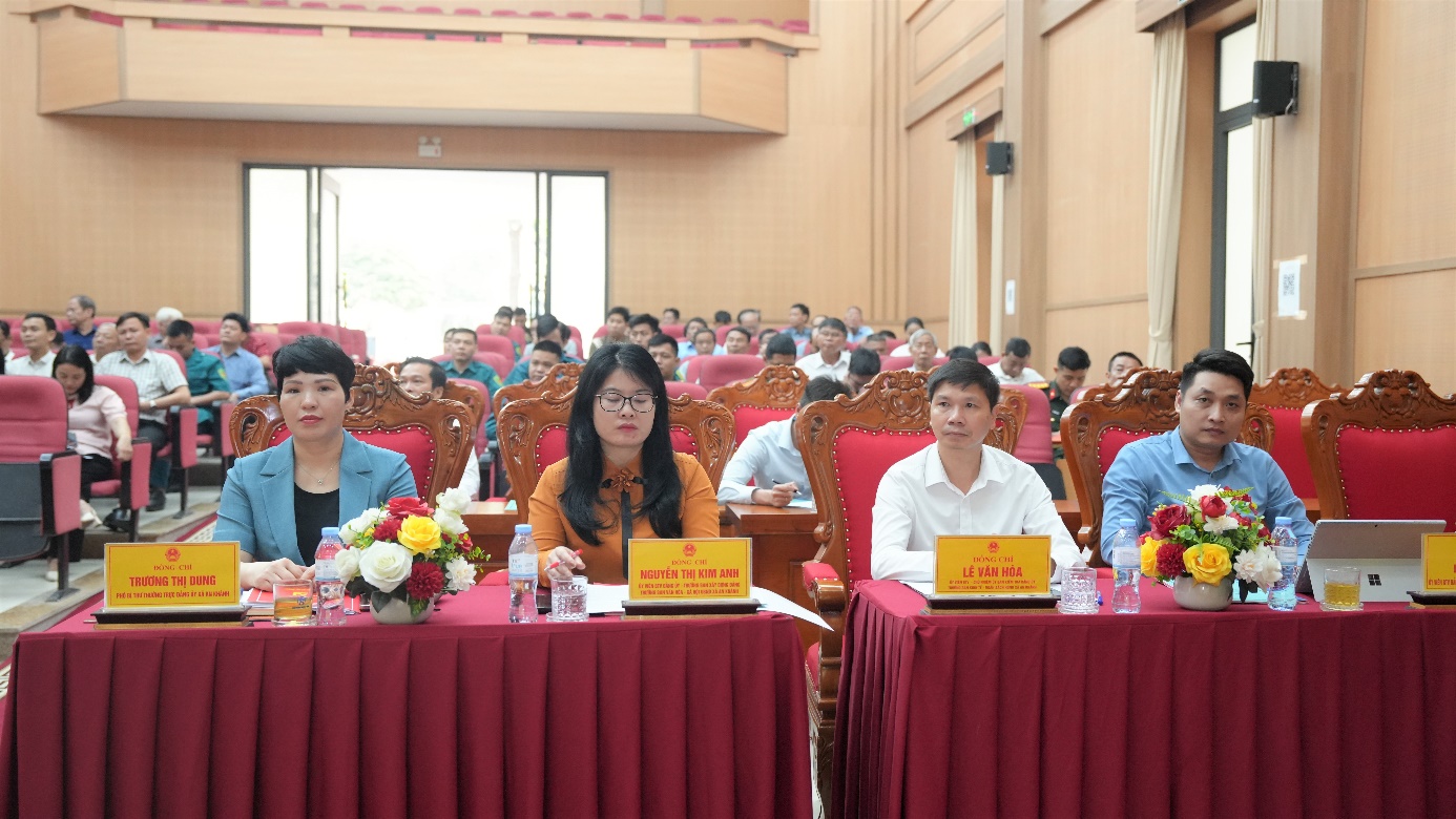 A group of people sitting at tables  AI-generated content may be incorrect.