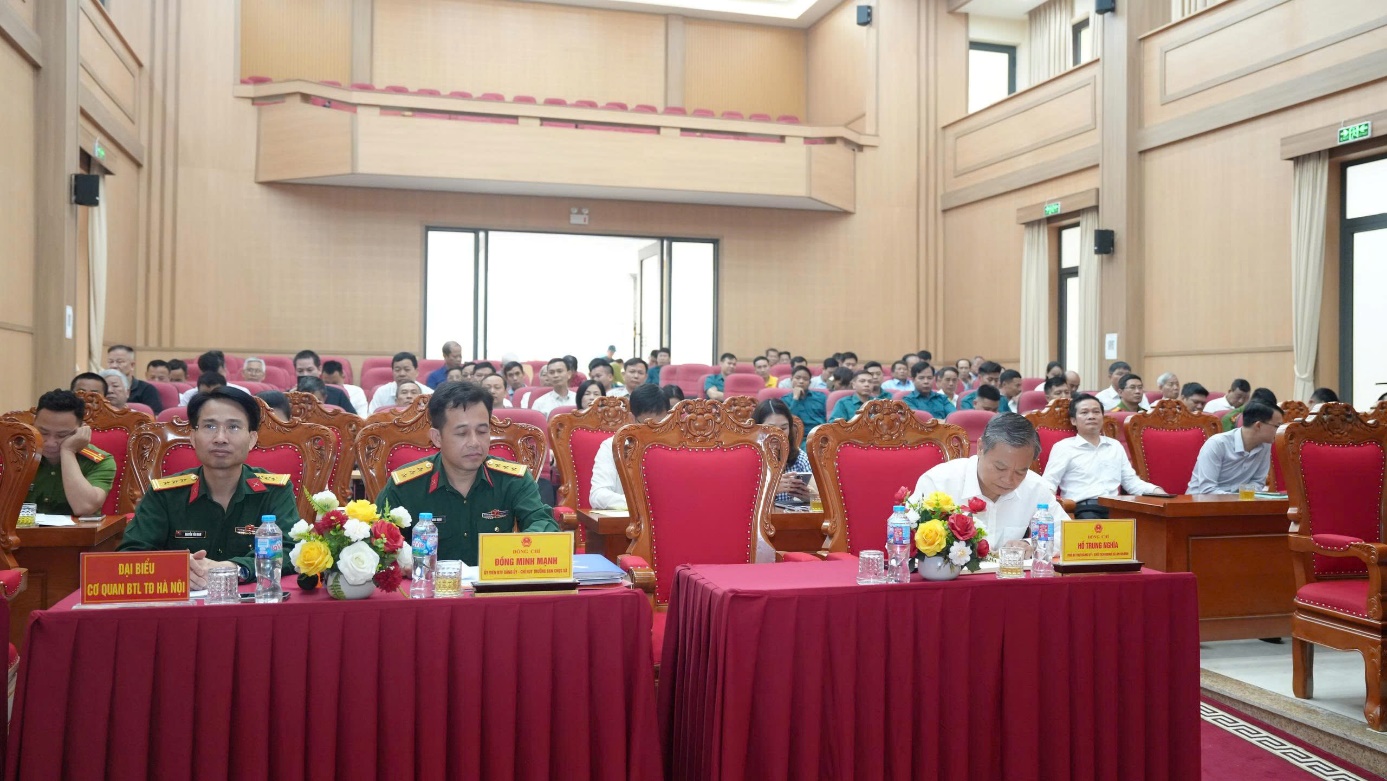 A group of people sitting at tables in a room  AI-generated content may be incorrect.