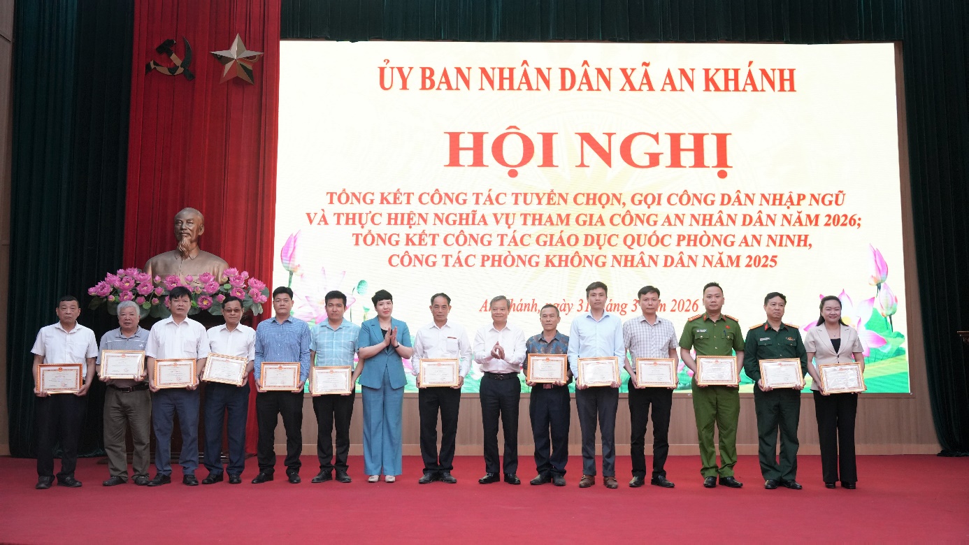 A group of people standing on a stage holding certificates  AI-generated content may be incorrect.