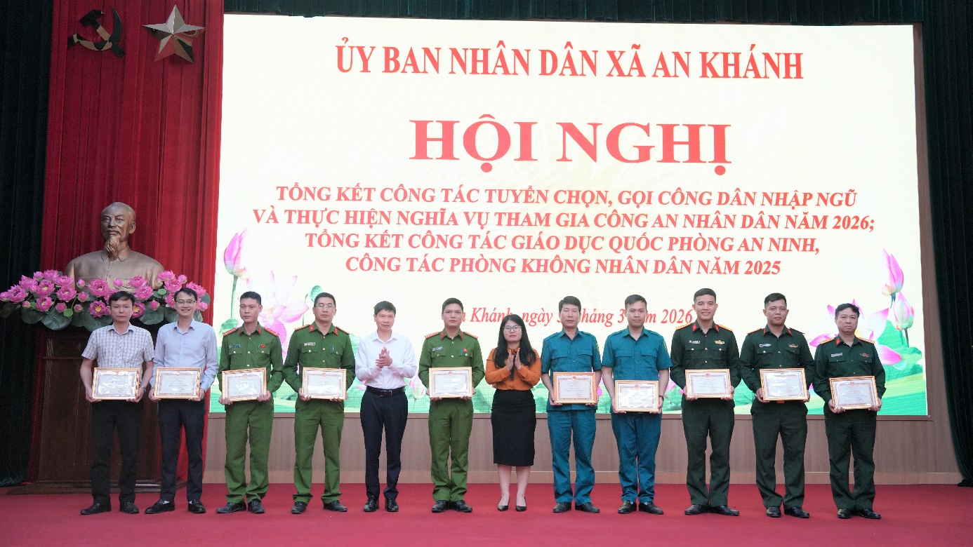 A group of people standing on a stage  AI-generated content may be incorrect.