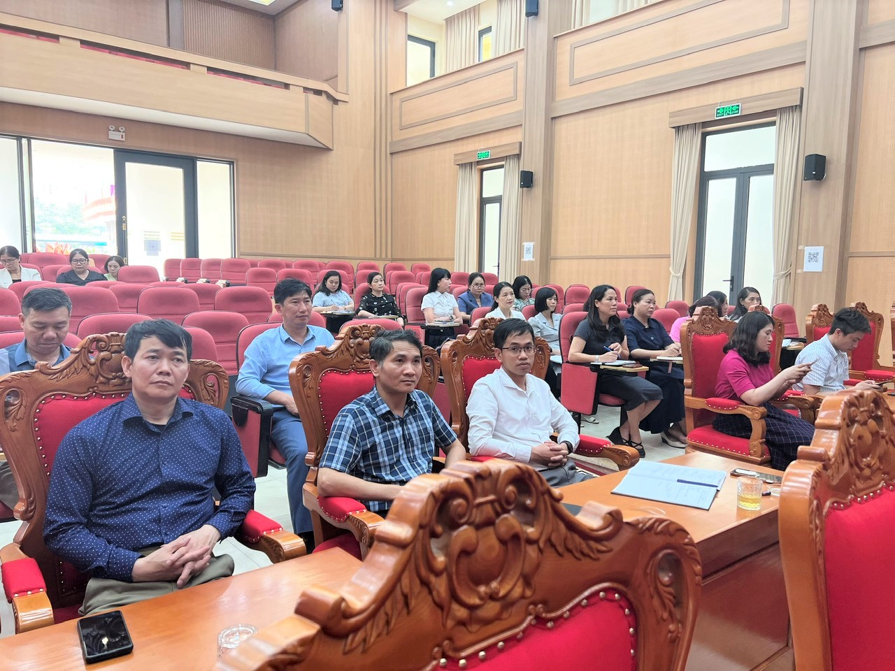 A group of people sitting in a room  AI-generated content may be incorrect.