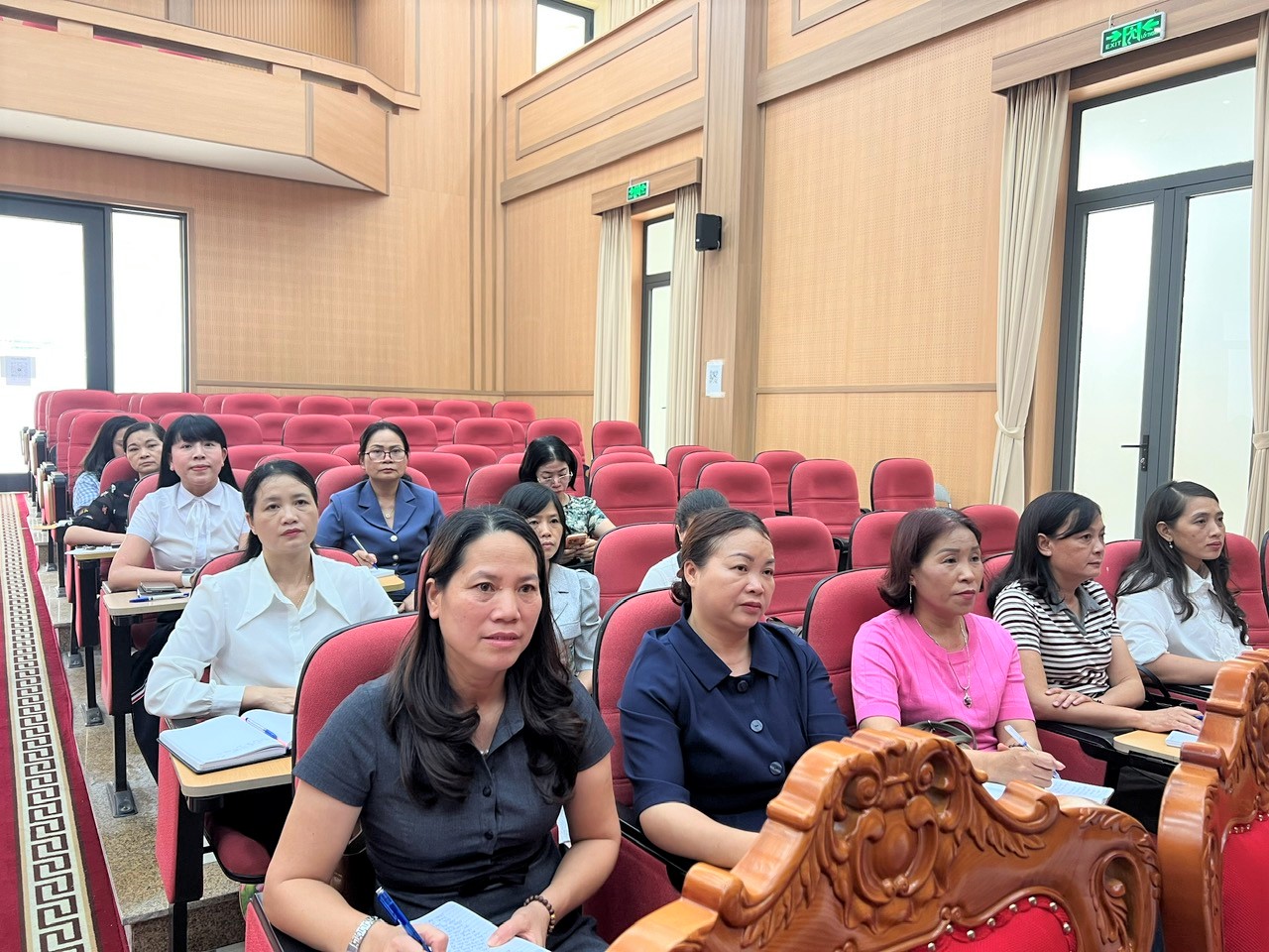 A group of people sitting in a lecture hall  AI-generated content may be incorrect.