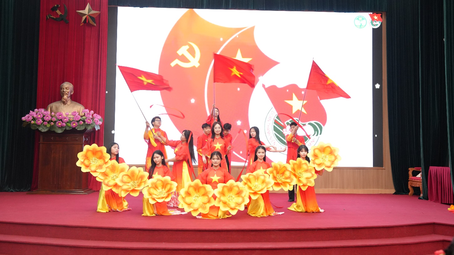 A group of people on a stage  AI-generated content may be incorrect.