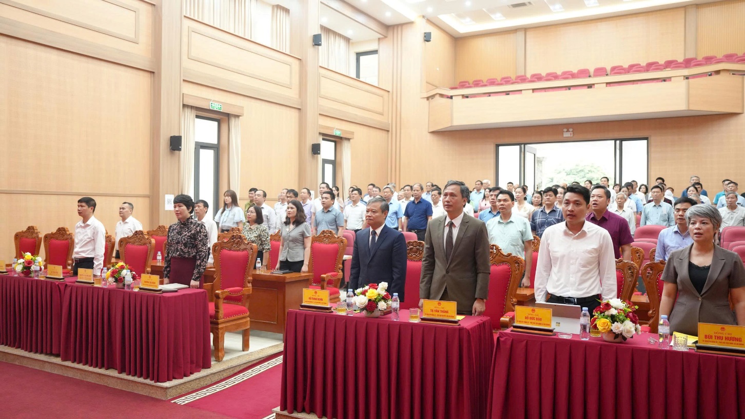 A group of people standing in a room  AI-generated content may be incorrect.