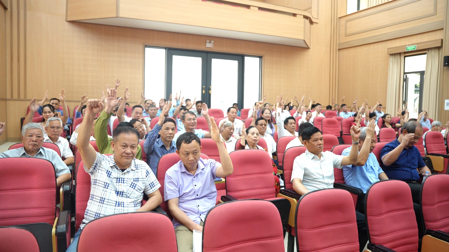 A group of people in a lecture hall  AI-generated content may be incorrect.