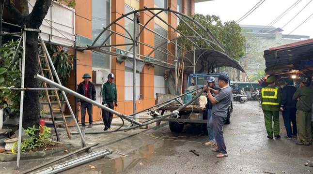 Hoài Đức quyết tâm xử lý vi phạm về trật tự an toàn giao thông, trật tự đô thị, trật tự công cộng và vệ sinh môi trường trên địa bàn.- Ảnh 2.