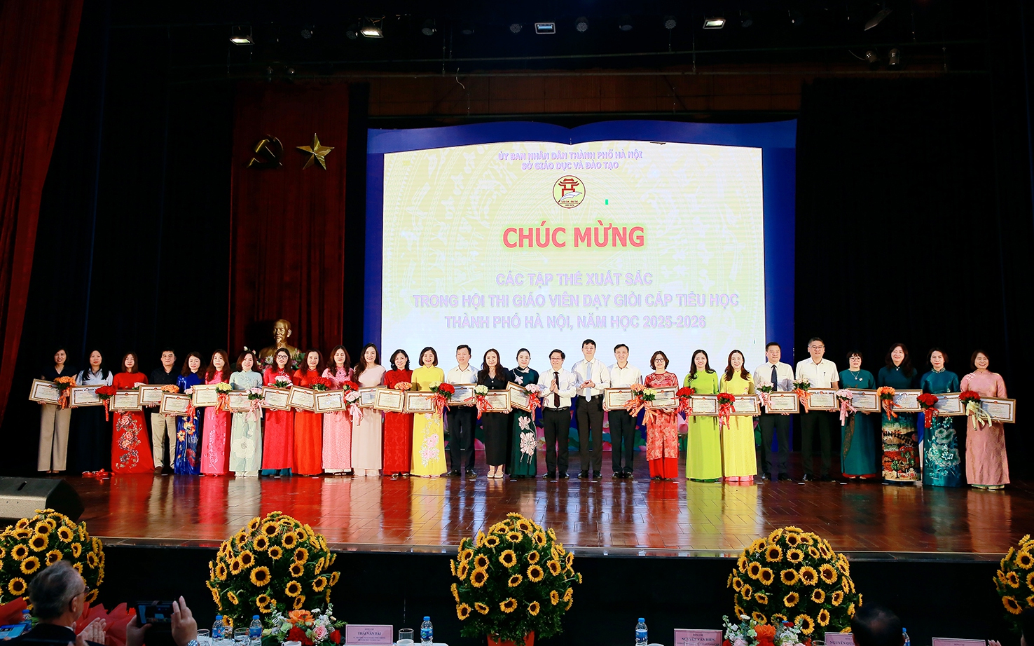 Đ/c Thái Văn Tài - Vụ trưởng Vụ Giáo dục Phổ thông, Bộ Giáo dục và Đào tạo; đ/c Nguyễn Văn Hiền - Giám đốc Sở Giáo dục và Đào tạo Hà Nội tặng Giấy khen cho các đơn vị đạt thành tích xuất sắc